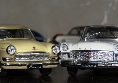 两辆白色和黄色的压铸模型玩具车